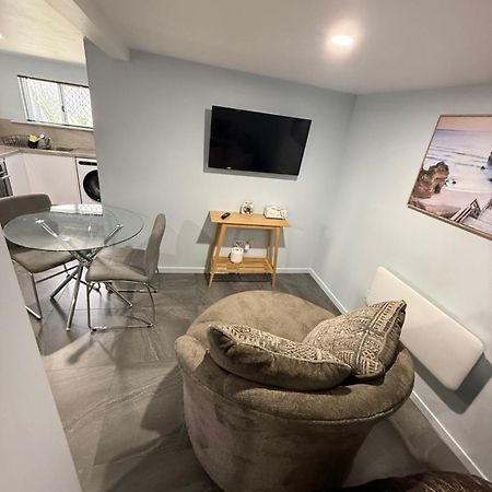 Отель Bee House Dinmore Экстерьер фото