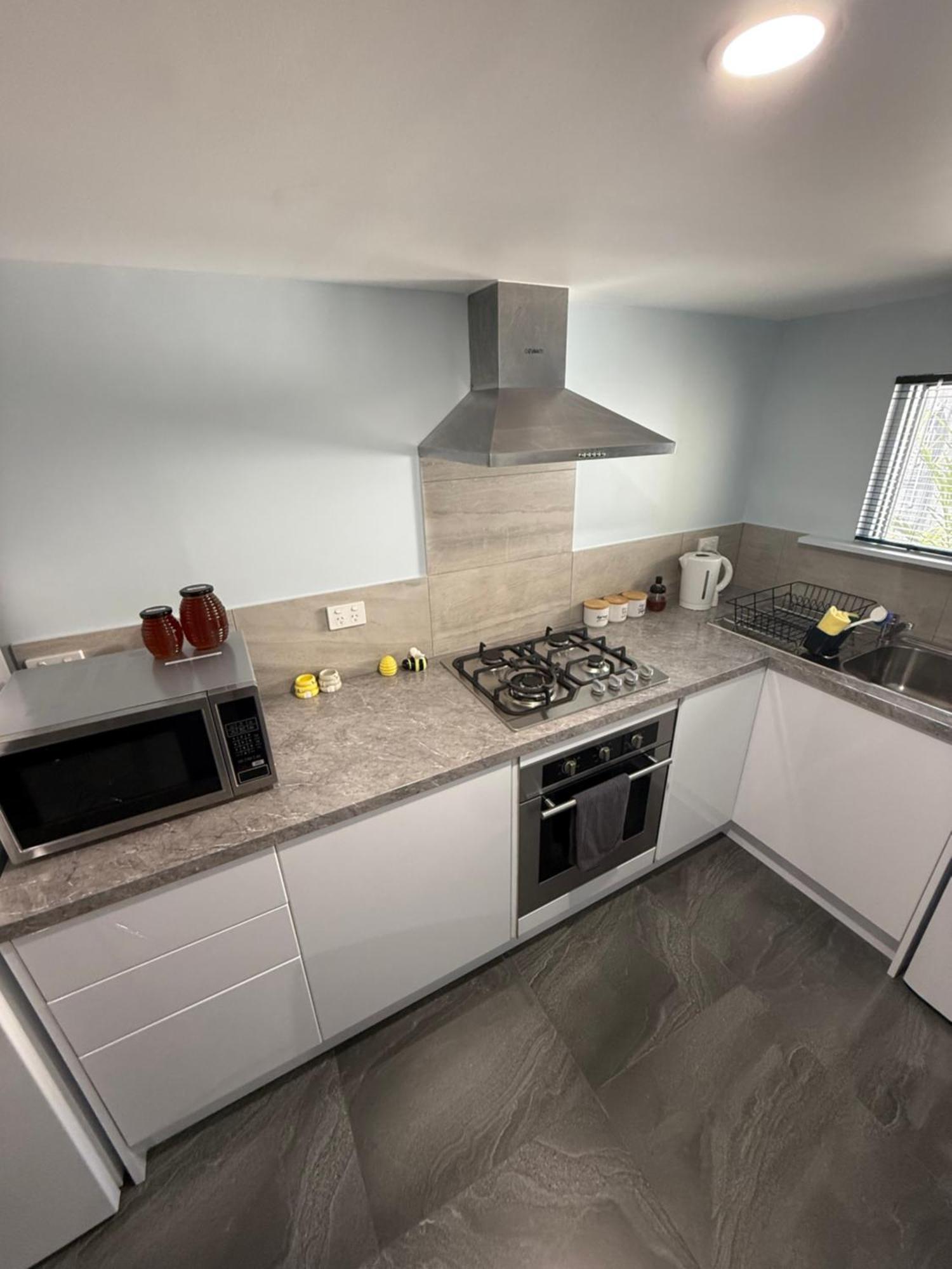 Отель Bee House Dinmore Экстерьер фото