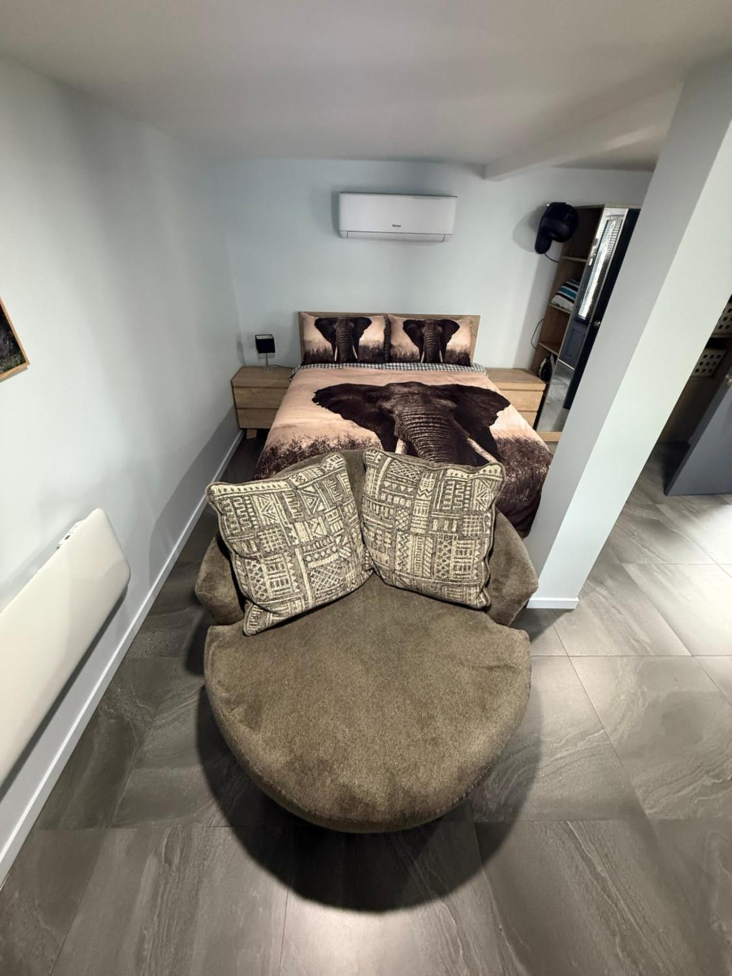 Отель Bee House Dinmore Экстерьер фото